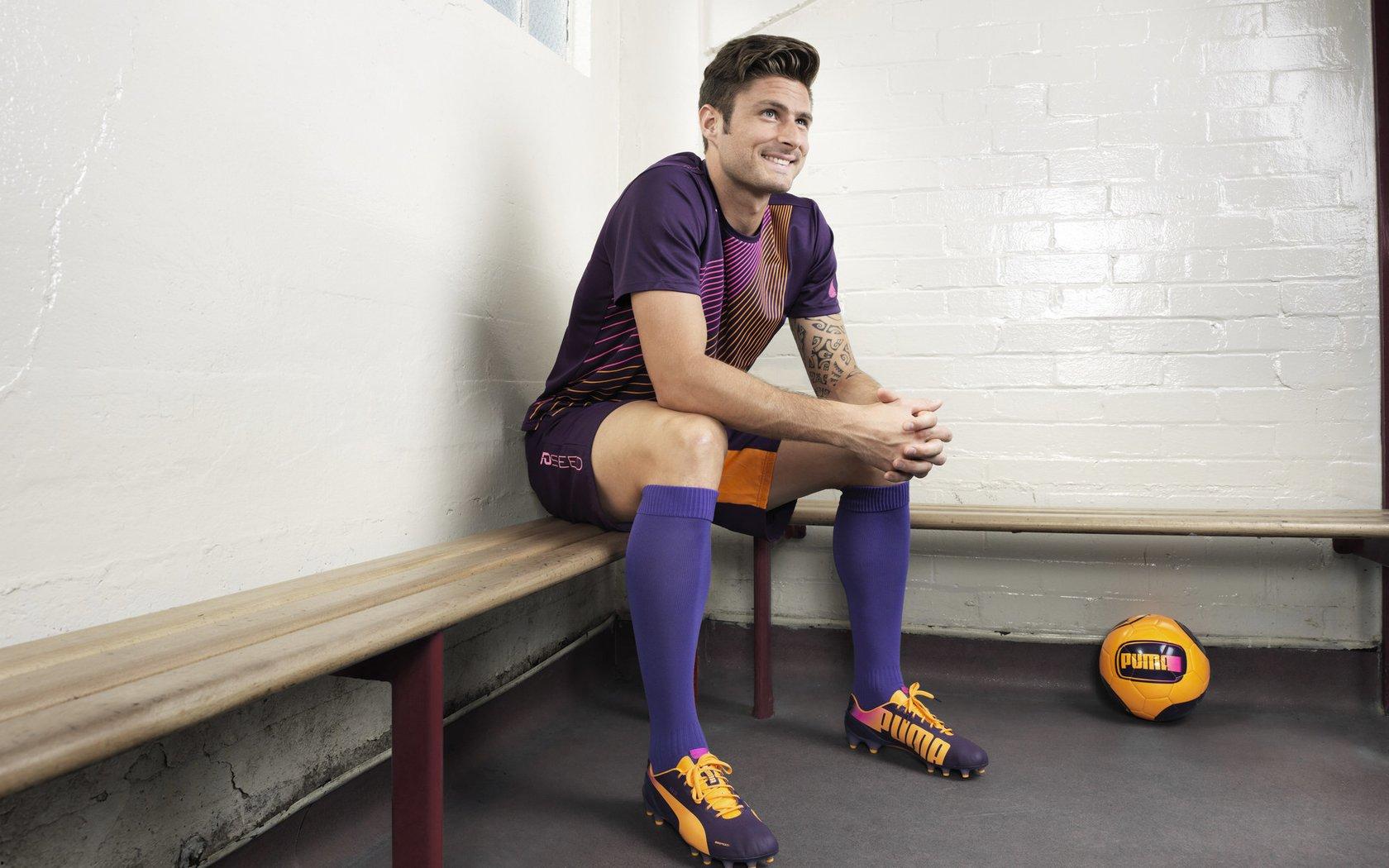 赛后温情时刻，索博斯洛伊赠衣致敬，C罗笑纳传承佳话